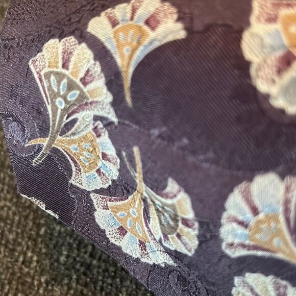 Valentino Italian 100% Silk Eggplant Purple Men’s Tie w/ Handheld Fan Design - Picture 12 of 16